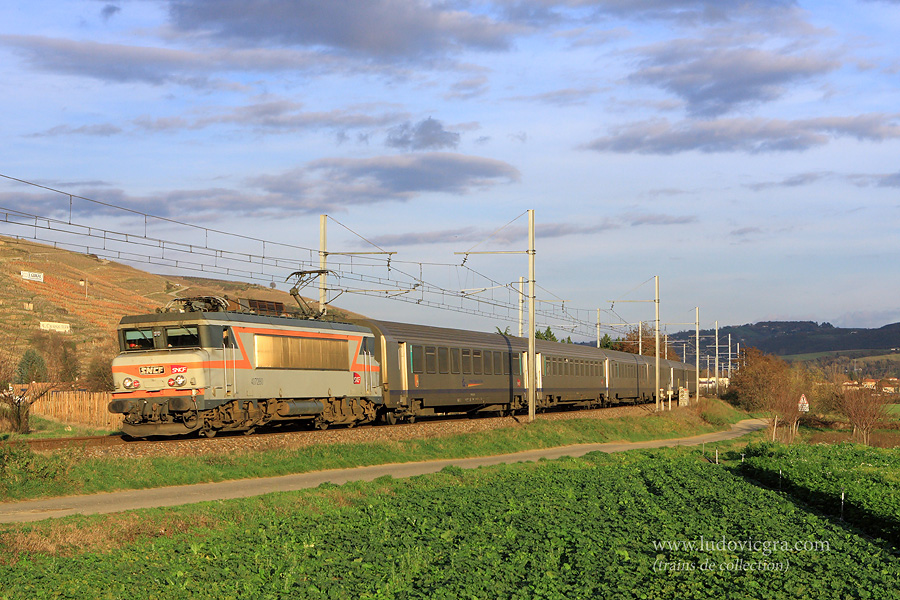 Ce TER pour Marseille passe sous le vignoble d'Ampuis. Il est d&eacute;tourn&eacute; pour cause de travaux sur l'Art&egrave;re Imp&eacute;riale.