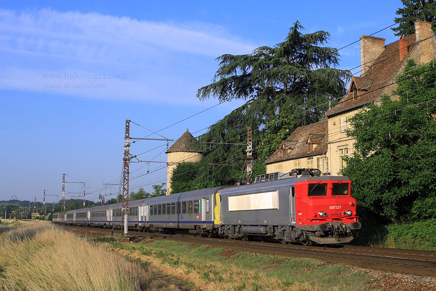 Apr&egrave;s un passage aux ateliers d'Oullins, d'o&ugrave; elle est ressortie en livr&eacute;e Bourgogne, la 7321 remonte pour la premi&egrave;re fois &agrave; Dijon. Elle passe ici le site de Fleurville.