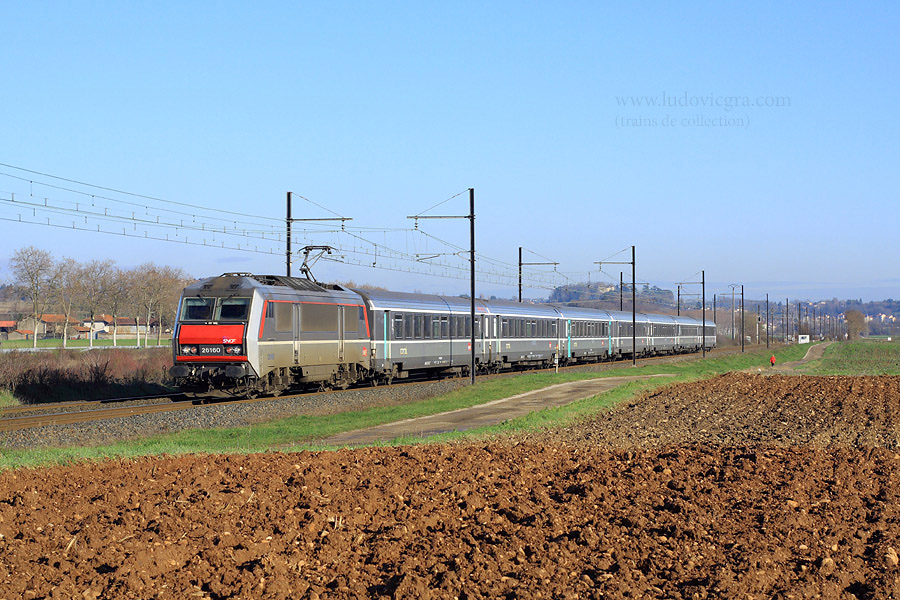 Par une belle matin&eacute;e d'hiver, aid&eacute; par un vent du nord, le Strasbourg-Lyon du matin file vers sa destination, Lyon. Il vient de br&ucirc;ler la gare de Meximieux.
