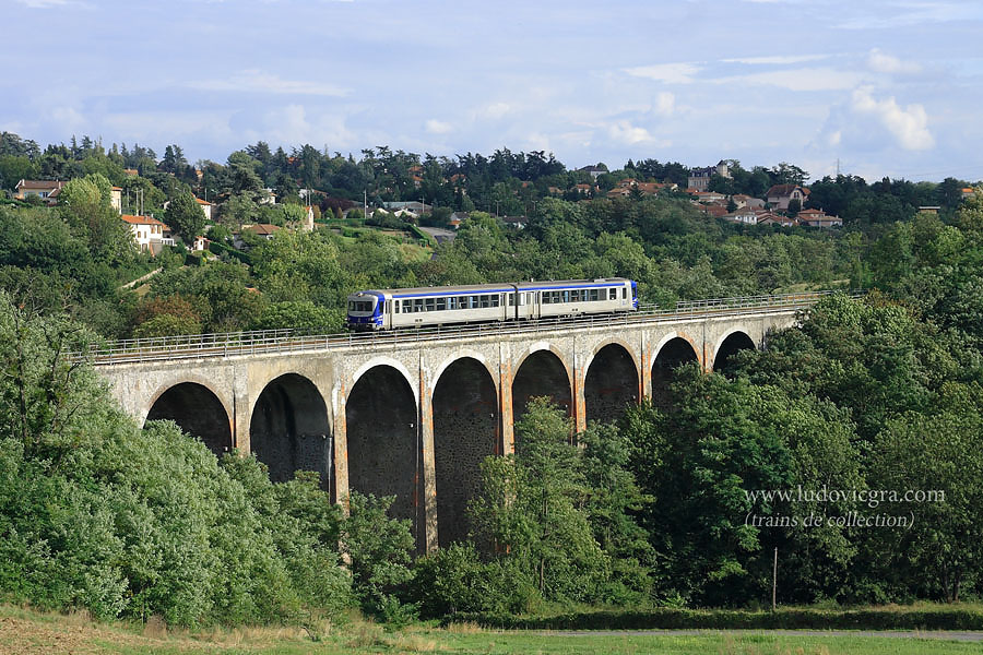 Passage sur le viaduc en sortie de gare de Lentilly de ce 4630 vaisois se dirigeant vers sa destination finale, l'Arbresle.