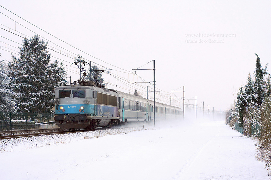 Les mauvaises conditions climatiques sur la r&eacute;gion lyonnaise ne semblent pas inqui&eacute;ter la BB 25686 du TER Besan&ccedil;on - Lyon du matin. Le train accuse seulement quelques minutes de retard &agrave; son passage &agrave; Miribel.