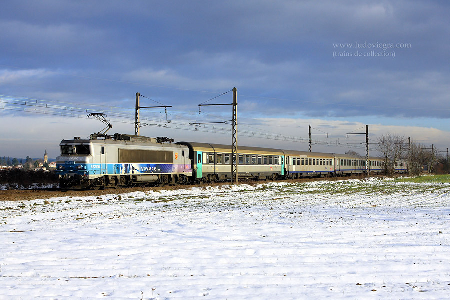 L'&eacute;pisode neige qui a touch&eacute; la r&eacute;gion lyonnaise, entre autres, touche &agrave; sa fin. La perturbation s'en va... Le soleil revient et le TER 17638 file sur Dijon...