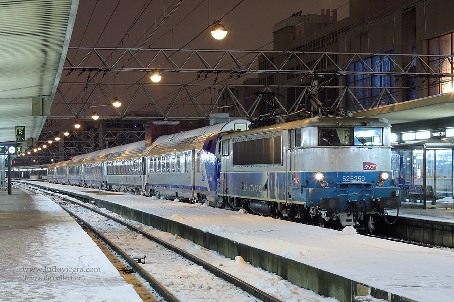 Apr&egrave;s avoir assur&eacute; un TER pour Lyon-Part-Dieu, la 25259, toujours en t&ecirc;te en cas de neige sur une RCR, s'appr&ecirc;te &agrave; rejoindre le garage des Brotteaux.