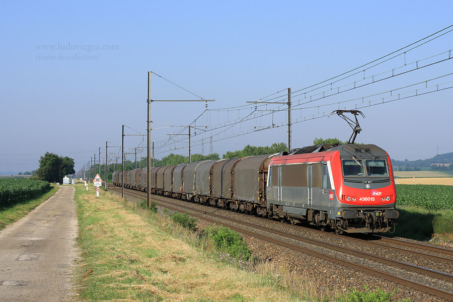 Des travaux sur Bourg-en-Bresse ont amen&eacute; des d&eacute;tournements par Lyon des trains de fret &agrave; destination de la Savoie. C'est le cas de ce train de b&acirc;ch&eacute;s avec une belle rouge en t&ecirc;te.