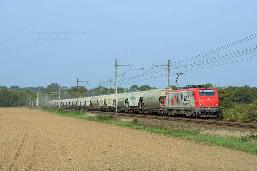 La 27118 vient de quitter l'EP de Meximieux et son silo en direction d'Haubourdin via Lyon.