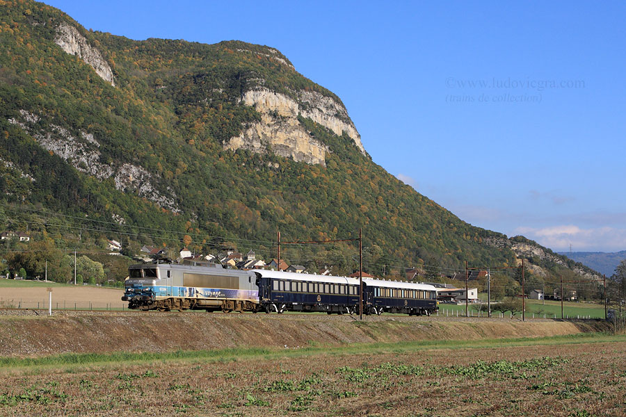 La BB 7284 achemine 2 voitures Pullman aux ateliers de Clermont-Ferrand. Le convoi est vu &agrave; B&eacute;on, peu apr&egrave;s Culoz.