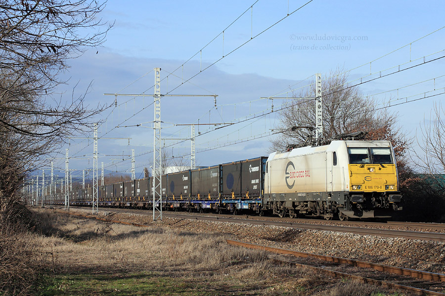 Le train Ford de sens Calais - Cerb&egrave;re, nouvellement repris par ECR, passe &agrave; Quincieux.