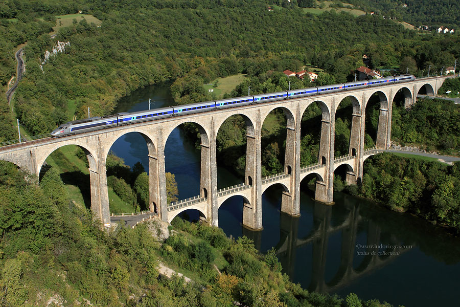 Un Gen&egrave;ve - Paris enjambe l'Ain par le viaduc de Cize-Bolozon, sur la ligne du Haut-Bugey.