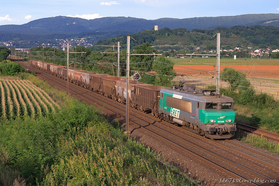 BB 7206 et wagons tombereaux &agrave; la sortie de St-Denis-en-Bugey (01).