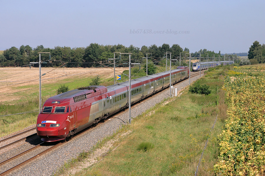 La rame 4539 en charge du "Zon-Thalys" 9928 à destination de Marseille-St-Charles à hauteur de Civrieux. Ce n'est pas que sur la route le chassé-croisé...