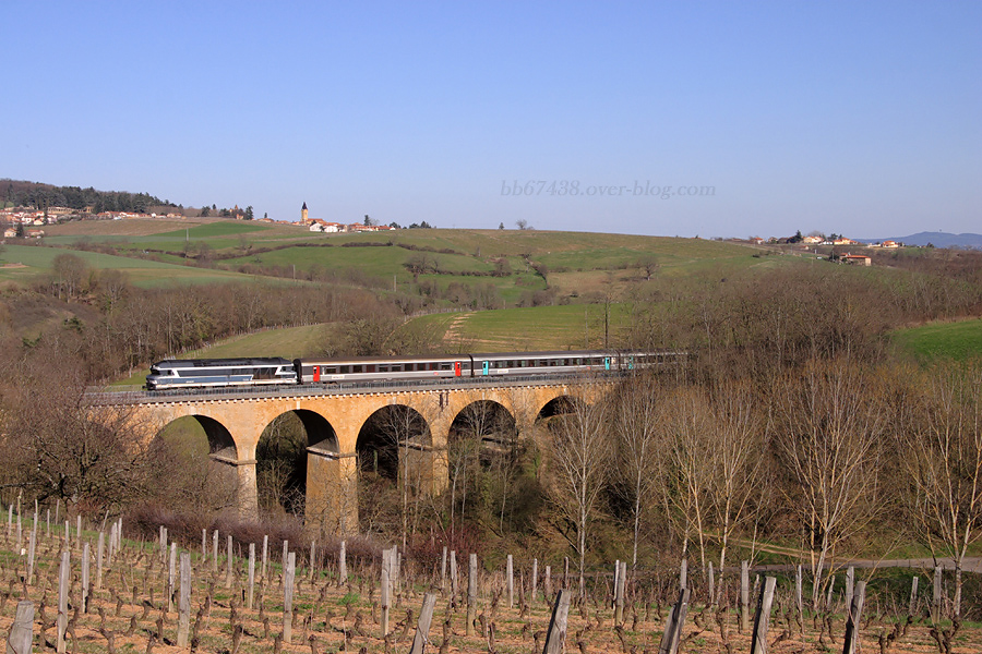 Le CC 72062 en charge du 4506 &agrave; destination de Nantes. Le convoi est surpris ici &agrave; hauteur de Bully, dont on distingue le village et son clocher.