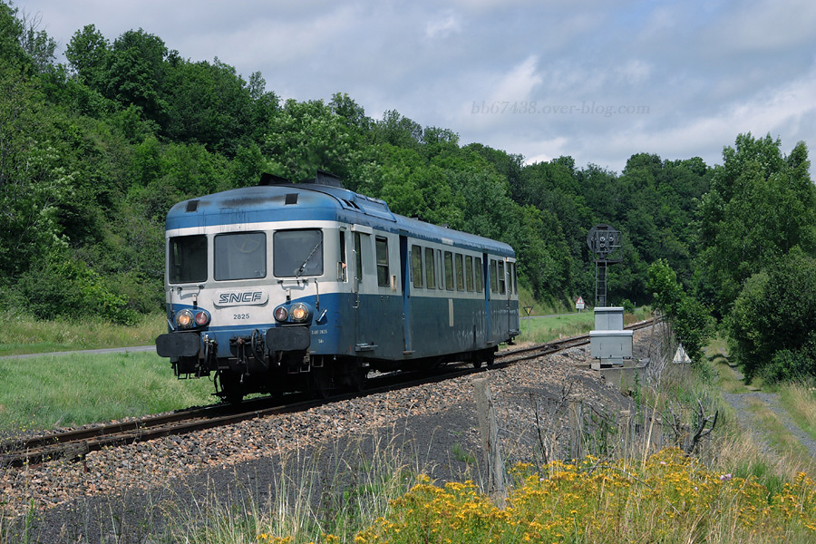 L'X 2825 approche de La Miouze-Rochefort o&ugrave; il croisera un train d'eau en provenance de Laqueuille.