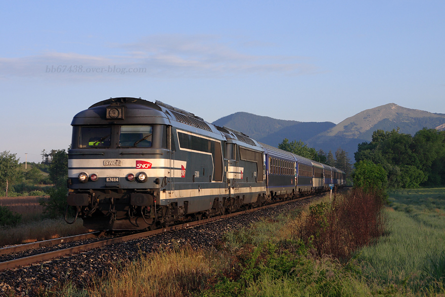 Le Val de Durance entame sa descente vers Gap et passe ici &agrave; la Freissinouse au petit matin.