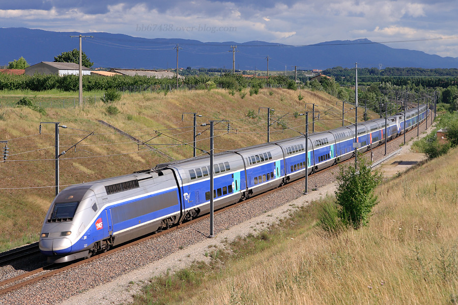 Au nord de Valence-TGV, sur fond de Vercors, une UM de Duplex remonte vers le nord.