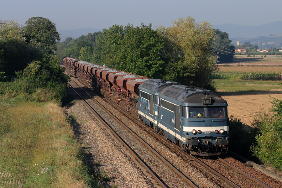 Retour des carri&egrave;res de Courzieu pour ce convoi de tr&eacute;mies tract&eacute; par une UM de BB 67300.
