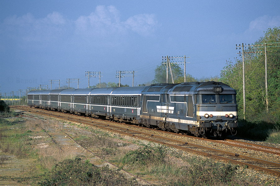Passage pr&egrave;s de Dompierre-sur-Mer du train Corail 3837 Nantes - Bordeaux-St-Jean, emmen&eacute; par deux 67400 bleues.