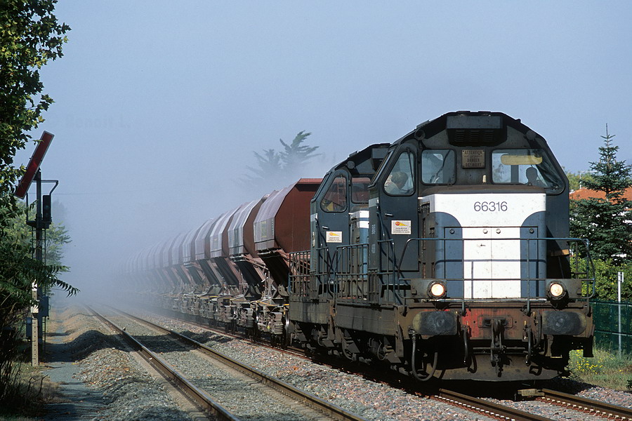 En provenance de la carri&egrave;re de Mazi&egrave;res-en-G&acirc;tine et exceptionnellement d&eacute;tourn&eacute; par La Rochelle, le train 78413 s'appr&ecirc;te &agrave; traverser la gare de Ch&acirc;telaillon-Plage dans un nuage de poussi&egrave;re.