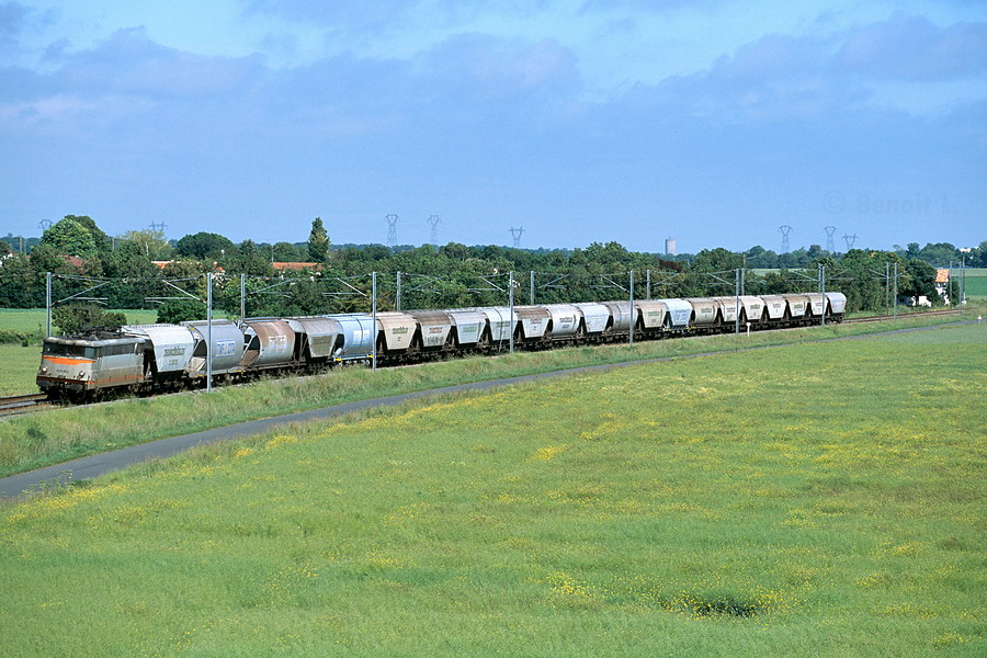 La 25165 avec un train complet de c&eacute;r&eacute;ales passe au lieu dit Chassagn&eacute;, elle approche de La Rochelle, son terminus.