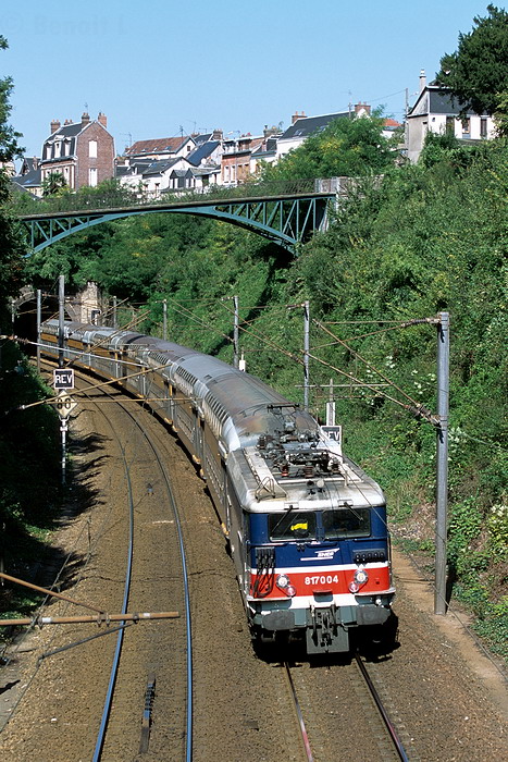 La 17004 et une rame de VO2N débouchent du tunnel St-Hilaire, il s'agit du train 13112 Rouen - Paris-St-Lazare.