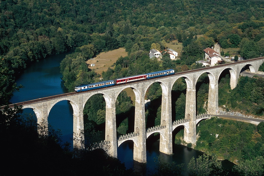 Un X 2800 accompagn&eacute; de deux XR franchit le viaduc de Cize-Bolozon.