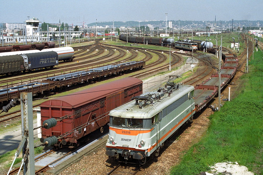 La BB 25218 quitte le triage de Sotteville.