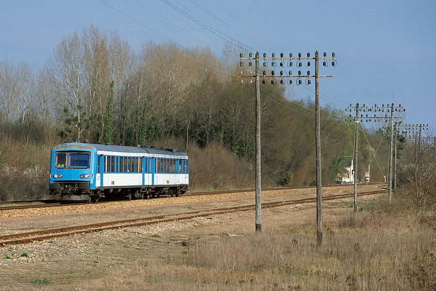 L'X 4437 entre en gare d'Aubign&eacute;-Racan.