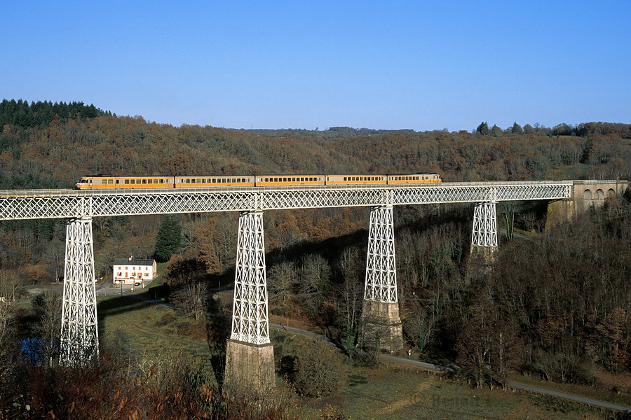 Un des derniers passages des T 2035/36 sur le viaduc de Busseau-sur-Creuse. La semaine suivante, le train Bordeaux Lyon sera assur&eacute; en 67400 + Corail.