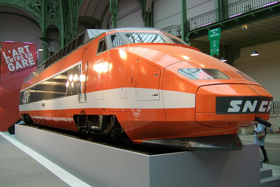 &Agrave; l'occasion de l'exposition L'Art entre en Gare, la motrice postale de r&eacute;serve (954) a rev&ecirc;tu la livr&eacute;e Sud-Est orange pour &eacute;voquer la motrice de la rame N&deg;16, d&eacute;tentrice du record du monde de vitesse de 1981.