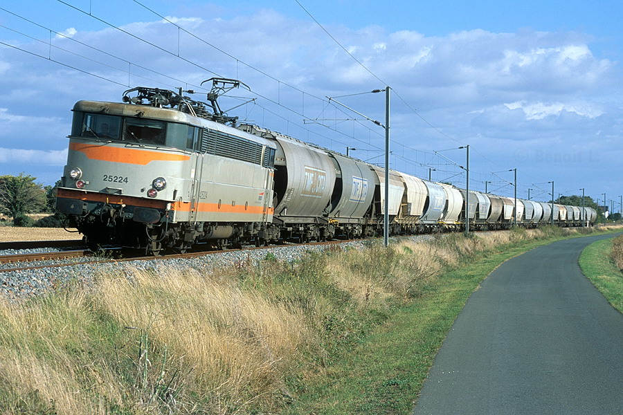 La 25224 avec un train complet de c&eacute;r&eacute;ales passe au lieu dit Chassagn&eacute;, elle approche de La Rochelle, son terminus.