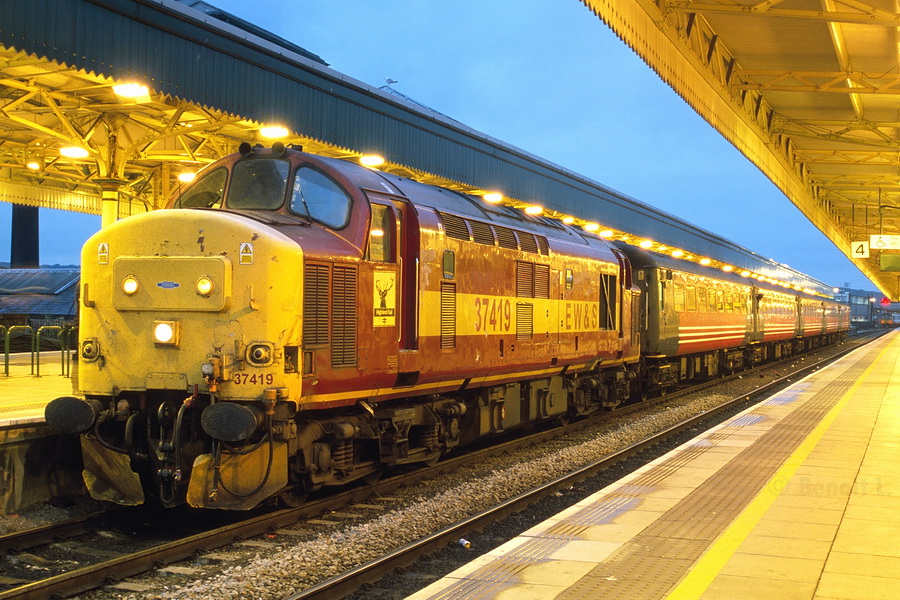 La 37419, en attente du départ pour Rhymney, stationne en gare de Cardiff. Cardiff - Rhymney fut l'une des dernières lignes a avoir vu circuler les Class 37 en service voyageurs.
