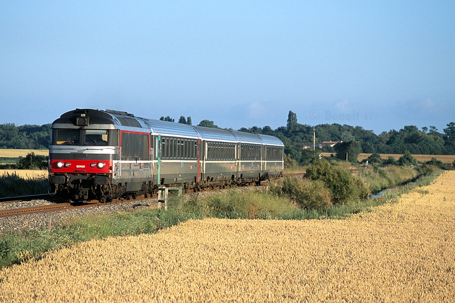 Sous les derniers rayons de soleil, le 67408 en t&ecirc;te du 3888 Bordeaux - La Rochelle traverse le marais d'Yves.