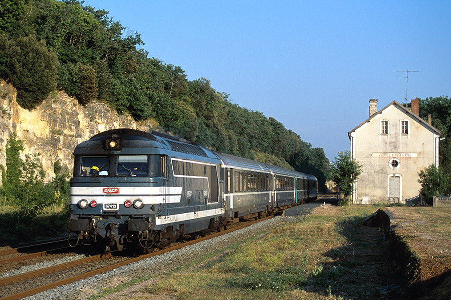 Le 67413 traverse la gare de Taillebourg.