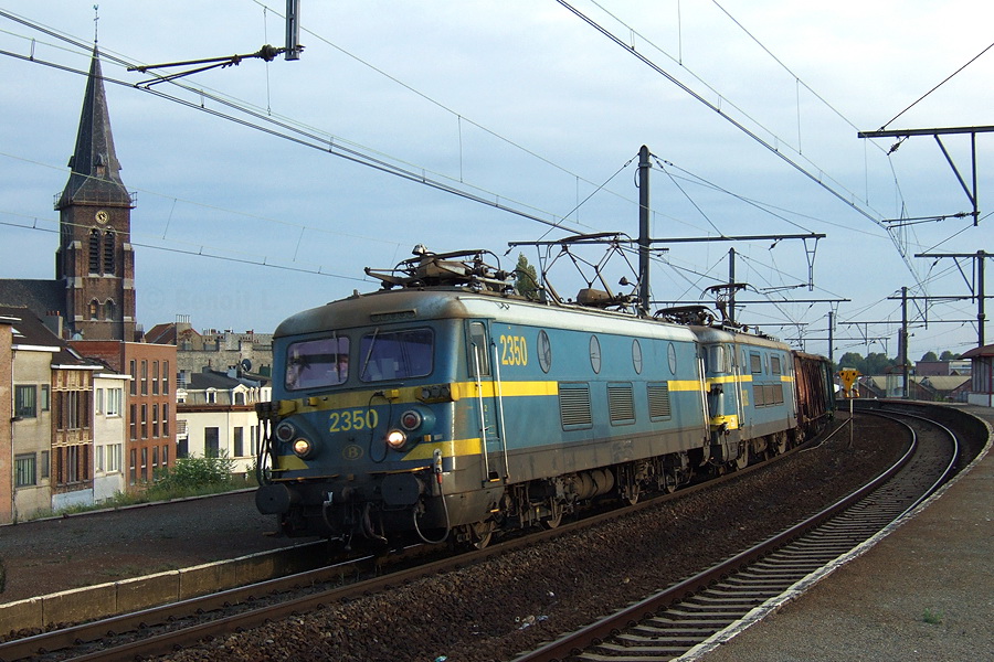 La HLE 2350 et une machine de la s&eacute;rie 26 traversent la gare d'Antwerpen Dam.