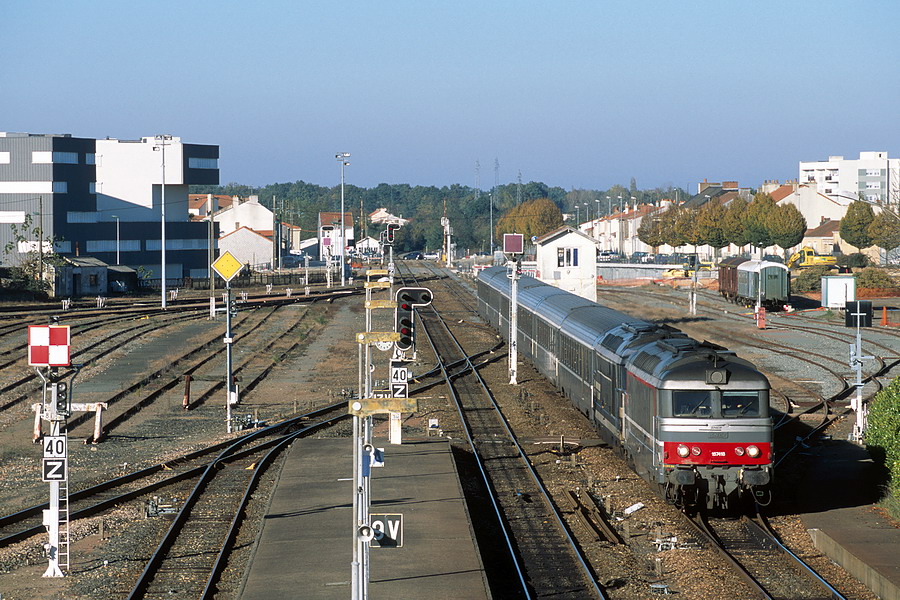 Une UM de 67400 arrive en gare de La Roche-sur-Yon, au milieu de signaux m&eacute;caniques, sur le Corail 3835 Nantes - Toulouse-Matabiau.
