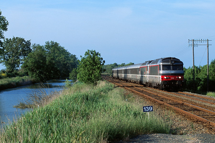 La ligne Nantes - Saintes longe entre Marans et La Rochelle un canal du m&ecirc;me nom. Le CIC 3837 Nantes - Bordeaux est vu ici &agrave; Andilly, un des secteurs offrant une vue d&eacute;gag&eacute;e sur le canal et la voie.