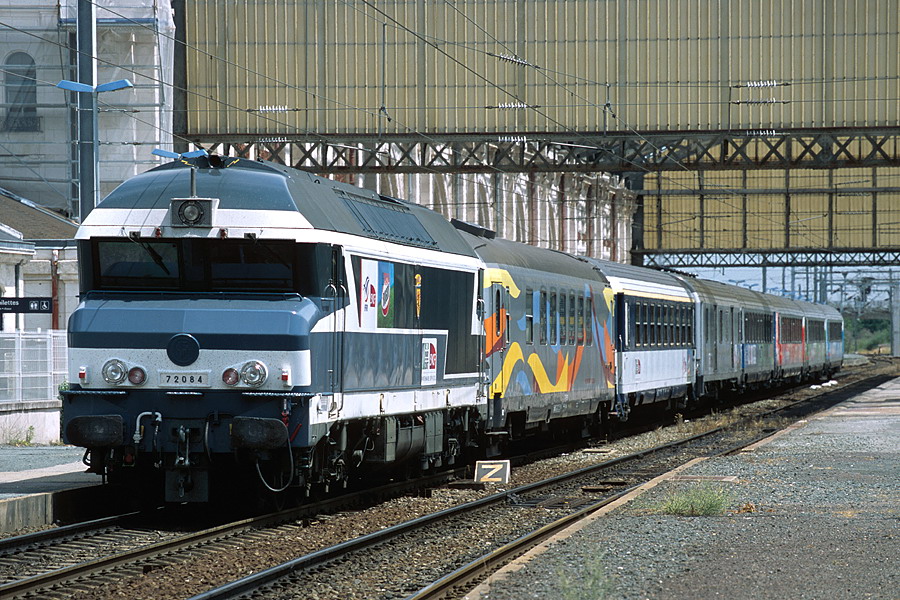 Stationnement du CC 72084 et du train du rugby en gare de La Rochelle-Ville.