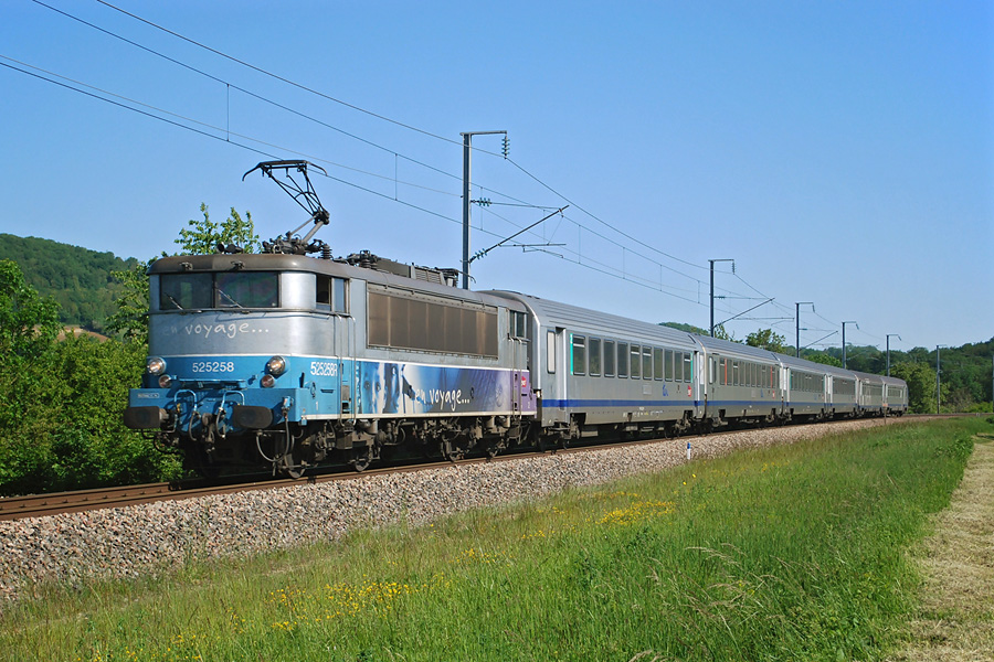 Sortant du tunnel de Saint-Lamain et juste avant le passage &agrave; niveau de Frontenay, la BB 25258 file sur Lons-le-Saunier dans un cadre verdoyant.