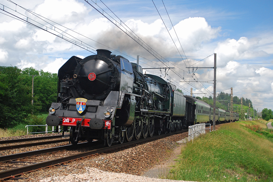 La 241 P 17 vient de quitter la gare de Tournus pour rejoindre Lyon-Perrache en vue du voyage intitul&eacute; "Des portes du Midi aux vall&eacute;es Alpines" (elle f&ecirc;te cette ann&eacute;e ses 60 bougies !).