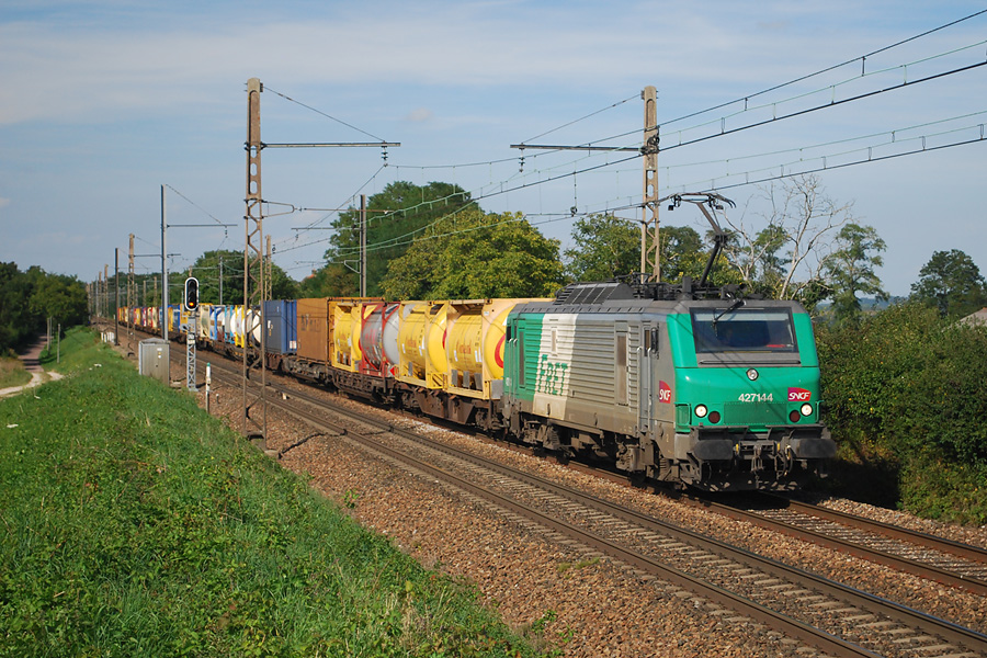 Un convoi des plus classiques emmen&eacute; par la BB 27144 va passer la gare de Tournus.