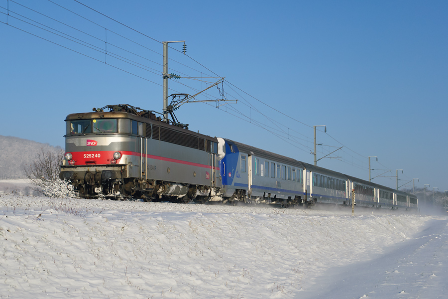 Par une matin&eacute;e glaciale mais ensoleill&eacute;e, la rame r&eacute;versible avec la BB 25240 en t&ecirc;te passe le PK 426 vers Frontenay avec quelques minutes de retard.