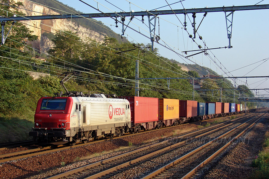 Passage &agrave; Couzon-au-Mont-d'Or de la E 37503 sur le train Veolia Cargo 60529 Dourges Delta 3 - Lyon-Guilloti&egrave;re.