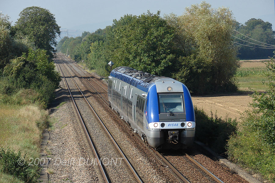 Le TER 875709 Roanne - Lyon assur&eacute; par un AGC Bimode, passe aux Ch&egrave;res.