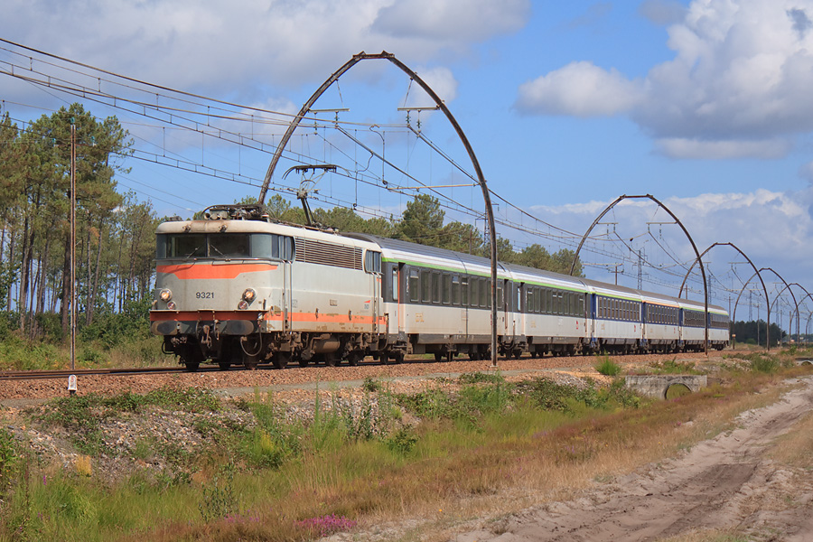 Le Lun&eacute;a 4731 Nice - Irun tir&eacute; par la BB 9321 passe sur la ligne des Landes entre Caudos et le lieu-dit Sillac.