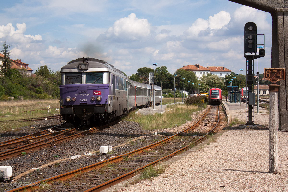 Après avoir desservi la gare d'Alès, la 67615 repart à l'assaut de la ligne des Cévennes.