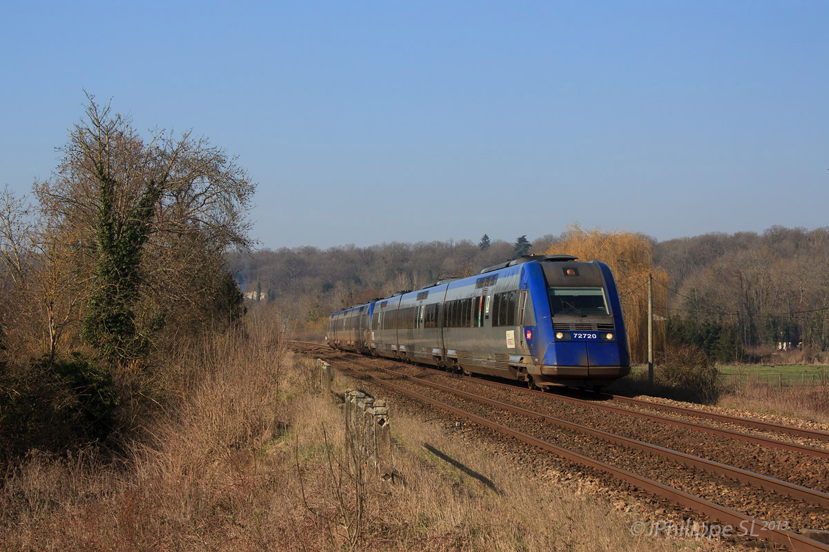 UM d'X 72500 tri-caisses assurant un Intercités Granville - Paris-Vaugirard. Ils traversent ici la commune de Saint-Rémy-sur-Avre, peu avant Dreux.