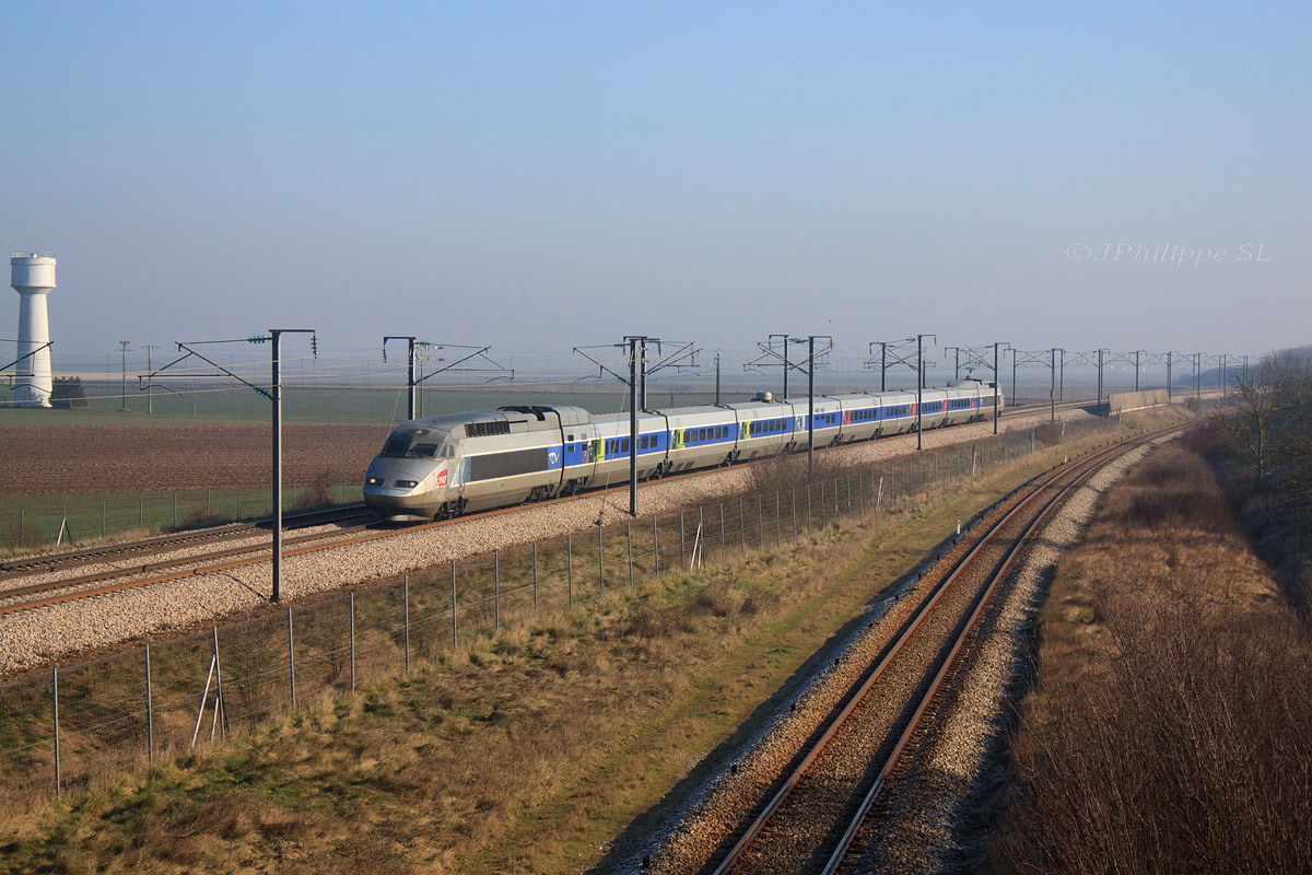 Ce TGV Réseau, équipé Wi-Fi, est en charge d'un TGV Strasbourg - Rennes. Il passe sur la commune de Moriers, le long de la ligne Paris - Tours via Châteaudun.