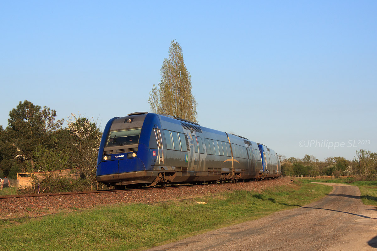 Les 72501/72502 et 72545/72546 en Unité Multiple se préparent à desservir la gare de St-Médard-de-Guizières.