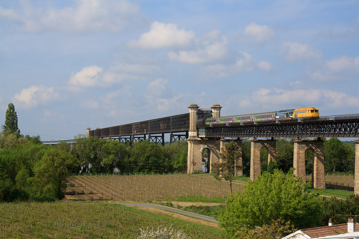 Le Corail 3842 Toulouse - Nantes est emmené par 2 machines de l'Infra et traverse le viaduc de Cubzac.