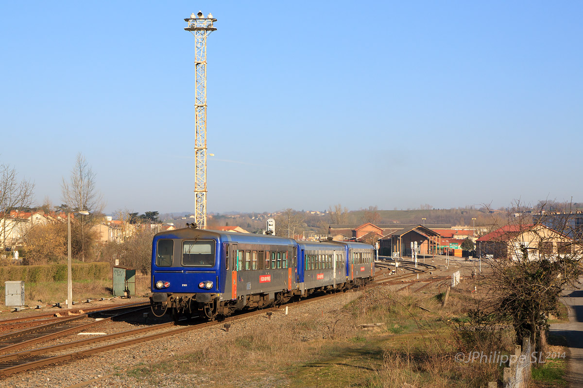 Chargé d'un TER Rodez - Toulouse, cette composition d'X 2100 quitte la gare de Carmaux qu'elle vient de desservir.