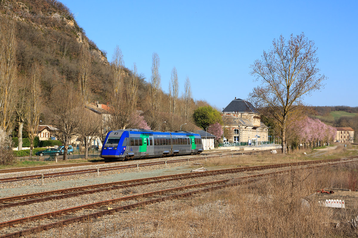 Cet X-TER Auvergnat assurant un TER Clermont-Ferrand - Toulouse quitte la gare de Lexos.